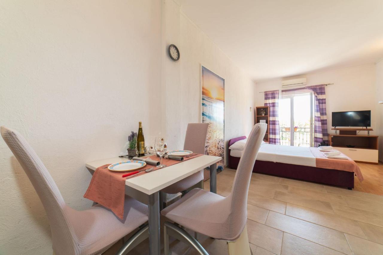 Apartment Livaja Kaštel Novi エクステリア 写真